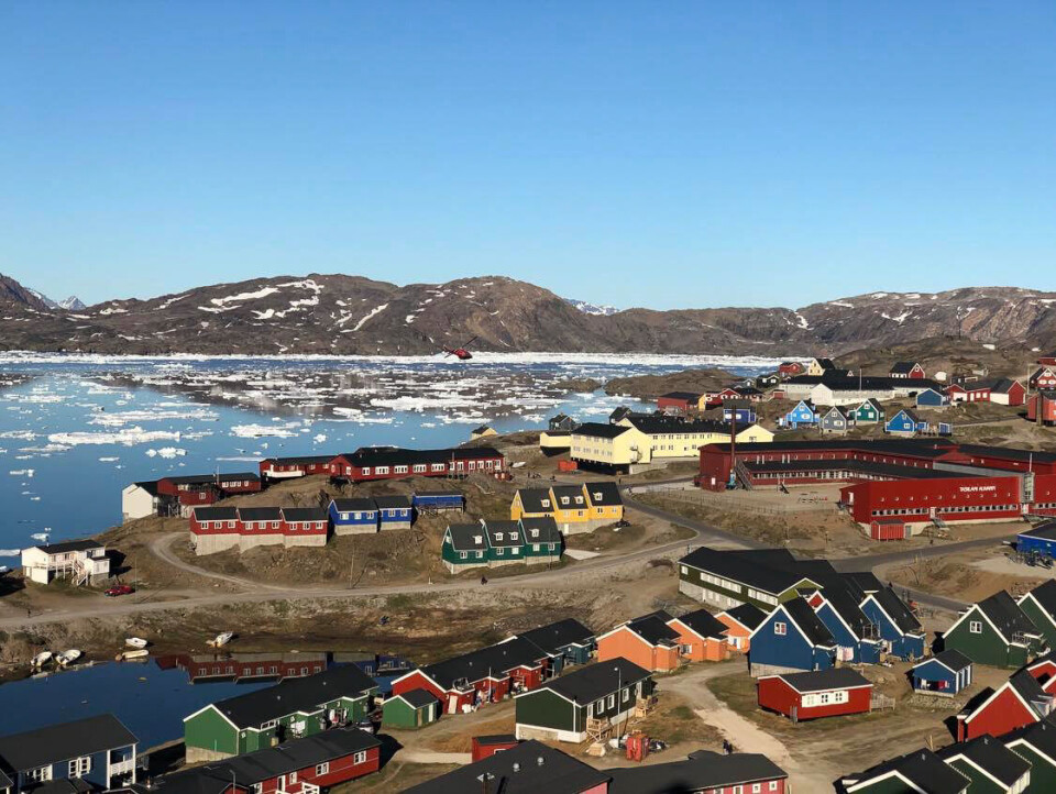 Der er smukt i Tasiilaq, men det får ikke lærere fra Vestgrønland til at flytte derover. Tværtimod er det meget svært at rekruttere uddannede grønlandsk-sprogede lærere til både skolen i Tasiilaq og bygdeskolerne.