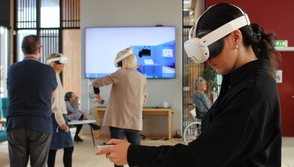 Eleverne bruger VR-briller, som blandt andet viser, hvordan en blodprop påvirker kroppens kredsløb og hjerterytme.