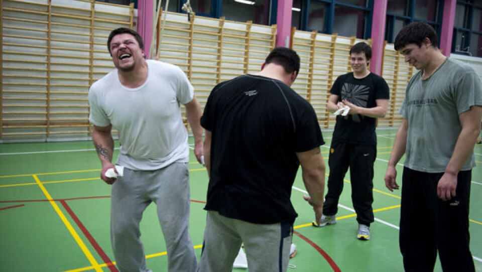 Ivali Lennert i hvidt og Gert Møller i sort træner i stick pull. Foto: Leiff Josefsen
