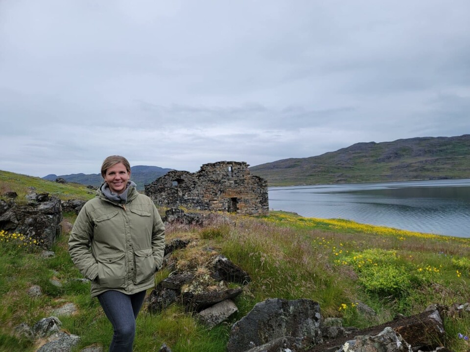 Den nye amerikanske konsul i Grønland Joanie Simon annoncerede i juli, at den amerikanske kongres havde afsat yderligere 65 millioner kroner til samarbejdsprojekter med Grønland. Hvad pengene mere konkret skal gå til, er endnu ikke meldt ud. Joanie Simon har blandt andet benyttet sommeren til at se lidt mere af Grønland – som her Qaqortukulooqs kirkeruin ved Qaqortoq.