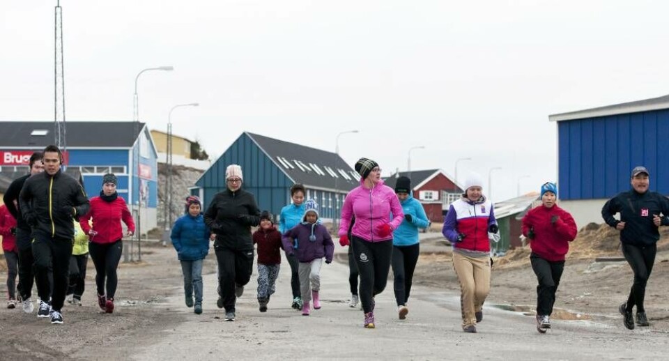 Løbets start ved idrætshallen i Narsaq. Foto: John Rasmussen