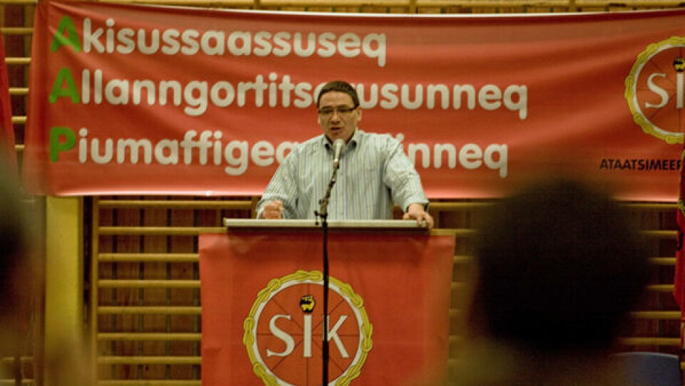 SIK-p siulittaasua Jess G. Berthelsen qinigaaqqittoq. Oqaluttarfimmi SIK-mi ataatsimeersuarneq sisamanngormat Qaqortumi ammernersiorneqarmat. Assiliisoq: Poul Hard.