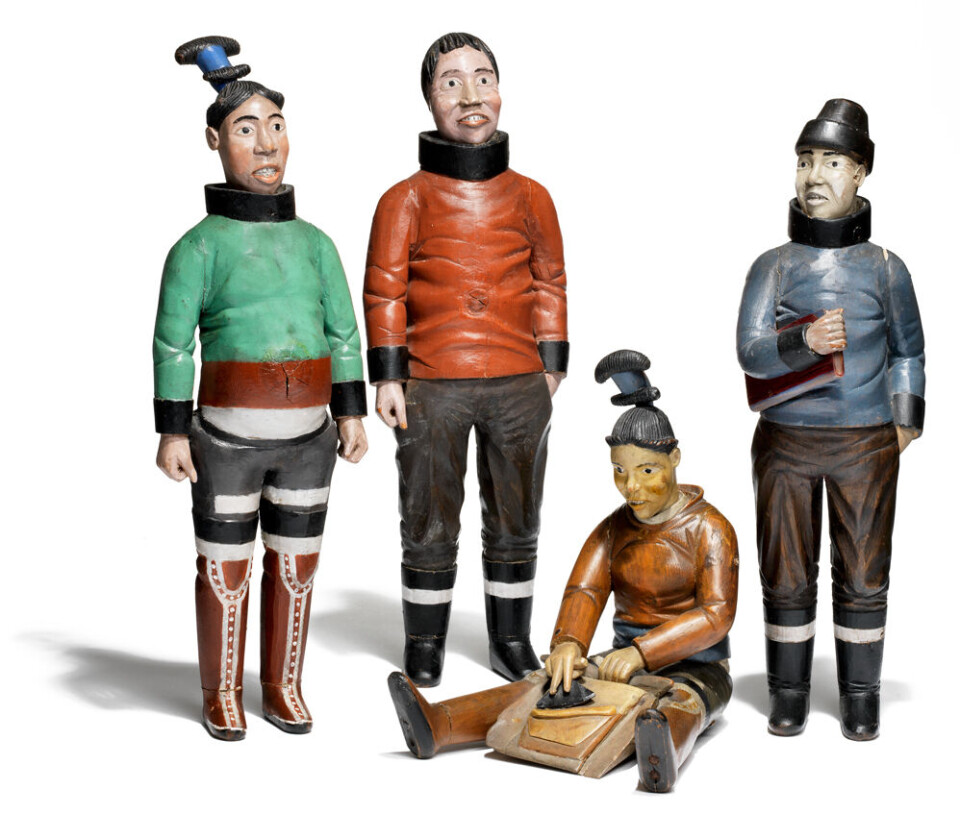 De fire figurer, der er udskåret af drivtømmer, forestiller henholdsvis en højgravid kvinde, en mandsperson, en kvinde, der arbejder med en ulo, samt en kateket Træfigurer af Johannes Kreutzmann fra Kangaamiut, vender hjem
