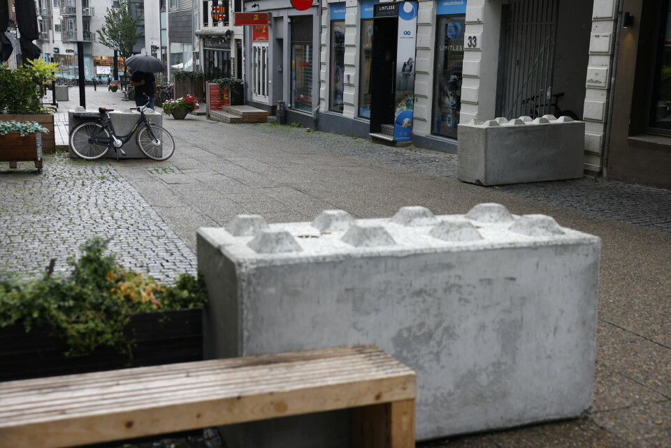En 33-årig mand er sigtet for forsøg på terror ved at have styret sin bil mod en gruppe mennesker på gågaden Frederiksgade i Aarhus. Få dage efter hændelsen blev der sat betonklodser op på gaden.