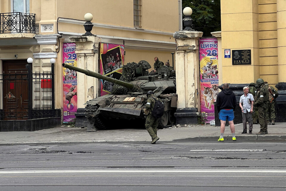 Her ses soldater fra Wagner-gruppen oven på en kampvogn i en gade nær militærhovedkvarteret i den sydrussiske by Rostov lørdag. Ifølge det britiske forsvarsministerium har Wagner-enheder højst sandsynligt kurs mod Moskva.