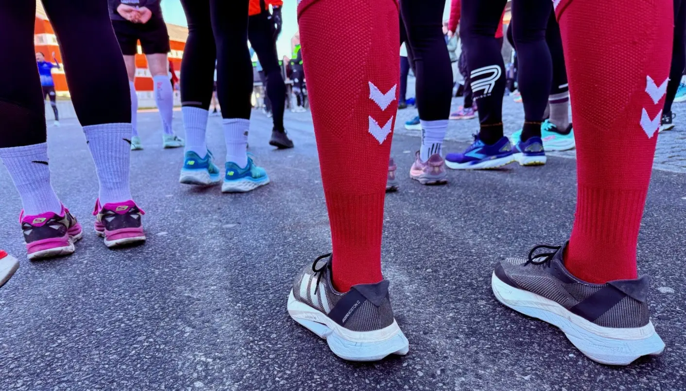 Running shoes in all colors - and Charlotte's red knee socks - eagerly await the start in front of Katuaq.