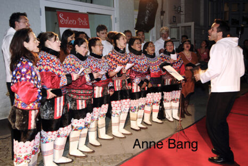 Aavaat-koret i den danske kulturnat i 2006. Den gode eksponering af koret har nu skabt større interesse fra Danmark. Aavaat-koret med sølv-cd'en for over 3.000 solgte eksemplarer af jule-cd'en 'Qaammarpoq nuna'. Aavaat-koret i den danske kulturnat i 2006. Den gode eksponering af koret har nu skabt større interesse fra Danmark. Aavaat-koret med sølv-cd'en for over 3.000 solgte eksemplarer af jule-cd'en 'Qaammarpoq nuna'. Aavaat-koret i den danske kulturnat i 2006. Den gode eksponering af koret har nu skabt større interesse fra Danmark. Aavaat-koret med sølv-cd'en for over 3.000 solgte eksemplarer af jule-cd'en 'Qaammarpoq nuna'.