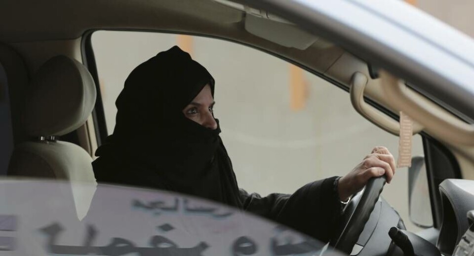 Saudi-Arabien tillader kvinder at køre bil