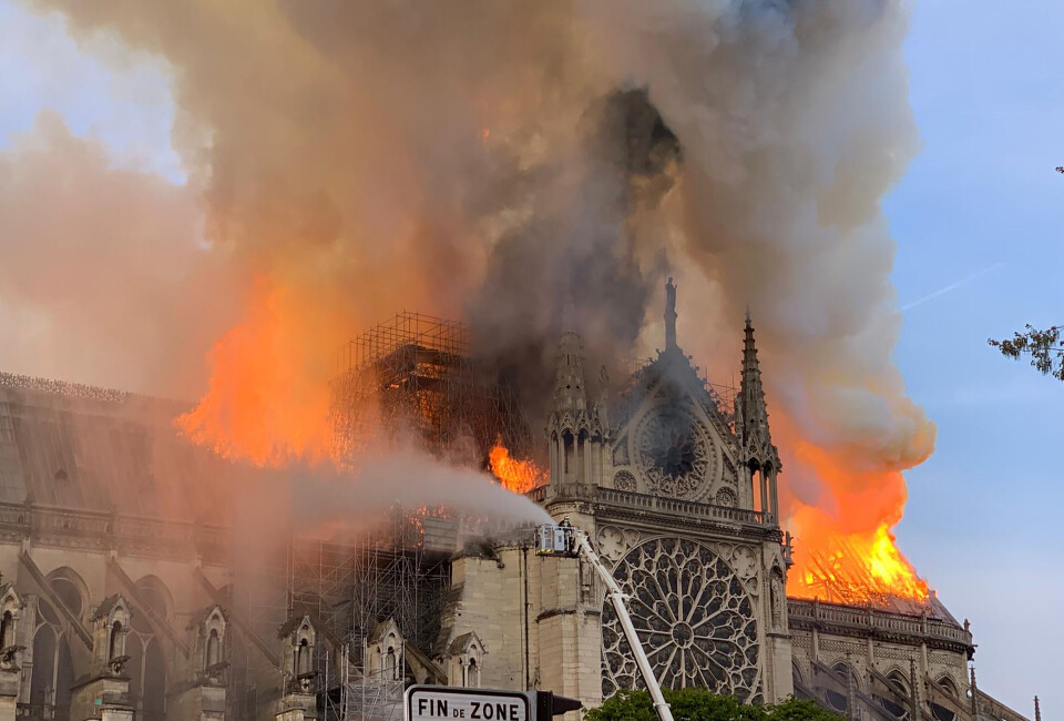 Notre Dame i Paris står i flammer