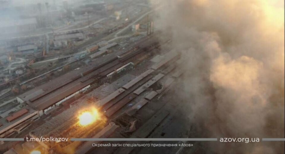Flere eksplosioner og stigende røg ses omkring et industriområde midt i den russiske invasion af Ukraine i Mariupol i dette skærmbillede fra en video udgivet den 22. marts 2022.