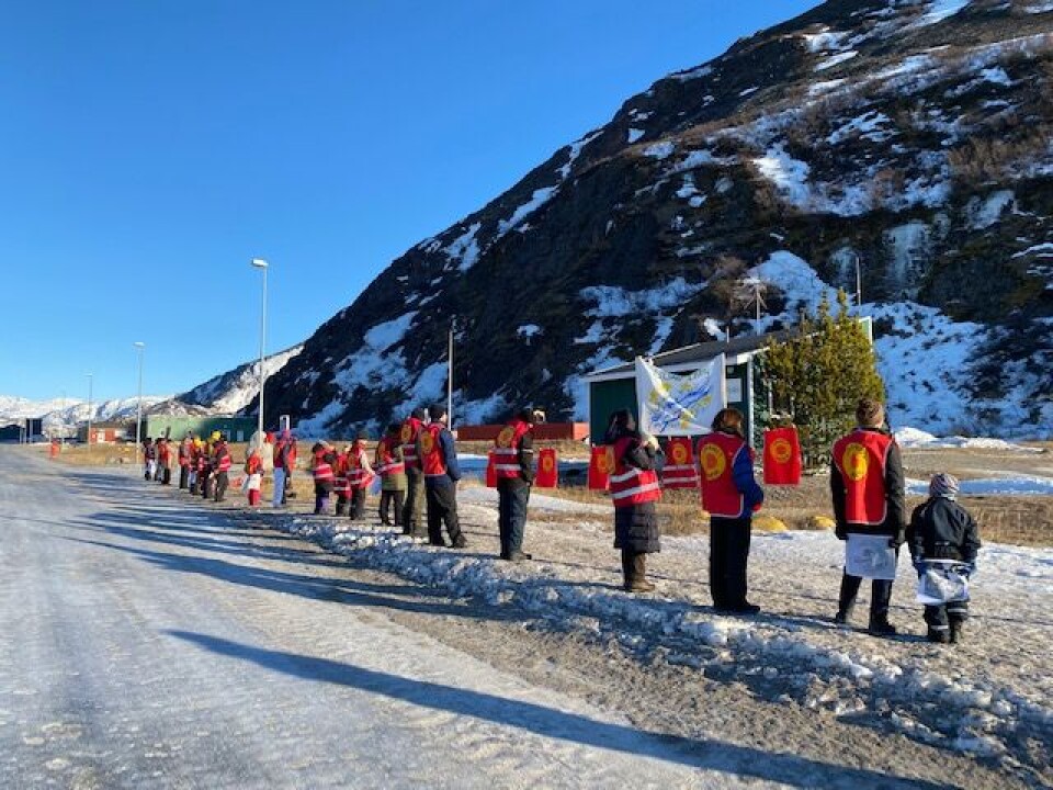 ARKIVFOTO. Ved mødet i Narsarsuaq i februar tog demonstranter fra foreningen Urani Naamik imod delegationens deltagere flere steder. Denne gang er Greenland Minerals ikke med til møderne og den største udfordring ved borgemødet mandag, var teknikken, fortæller naalakkersuisoq Naaja Nathanielsen.