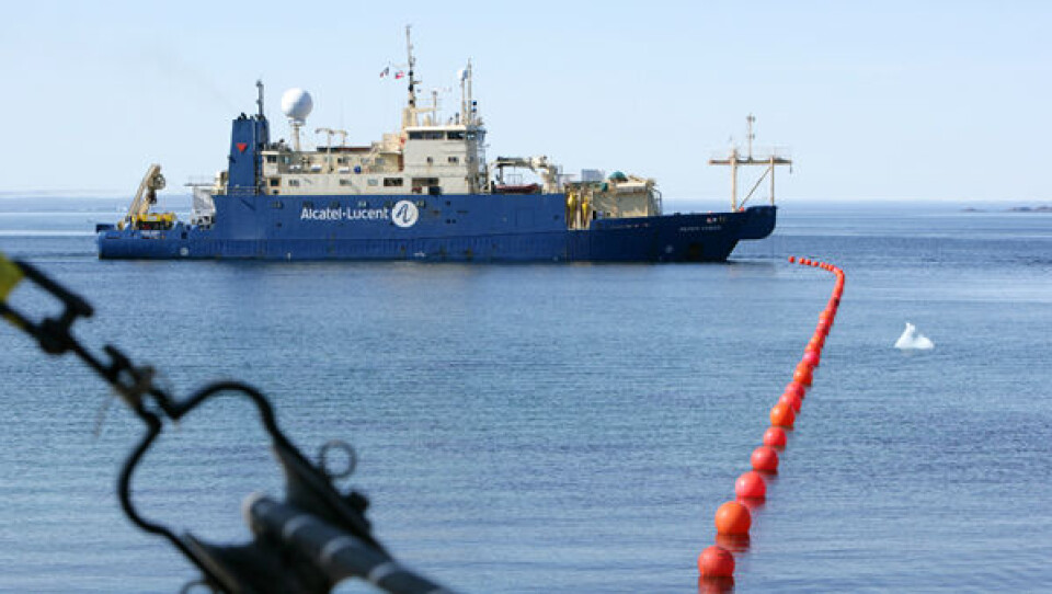 Det franske kabelskib har i denne uge udskiftet en kort del af kablet 100 meter fra kysten i Nuuk. Desuden foretager skibet en sidste inspektion og nedgravning af kablet. Foto: Jørgen Chemnitz
