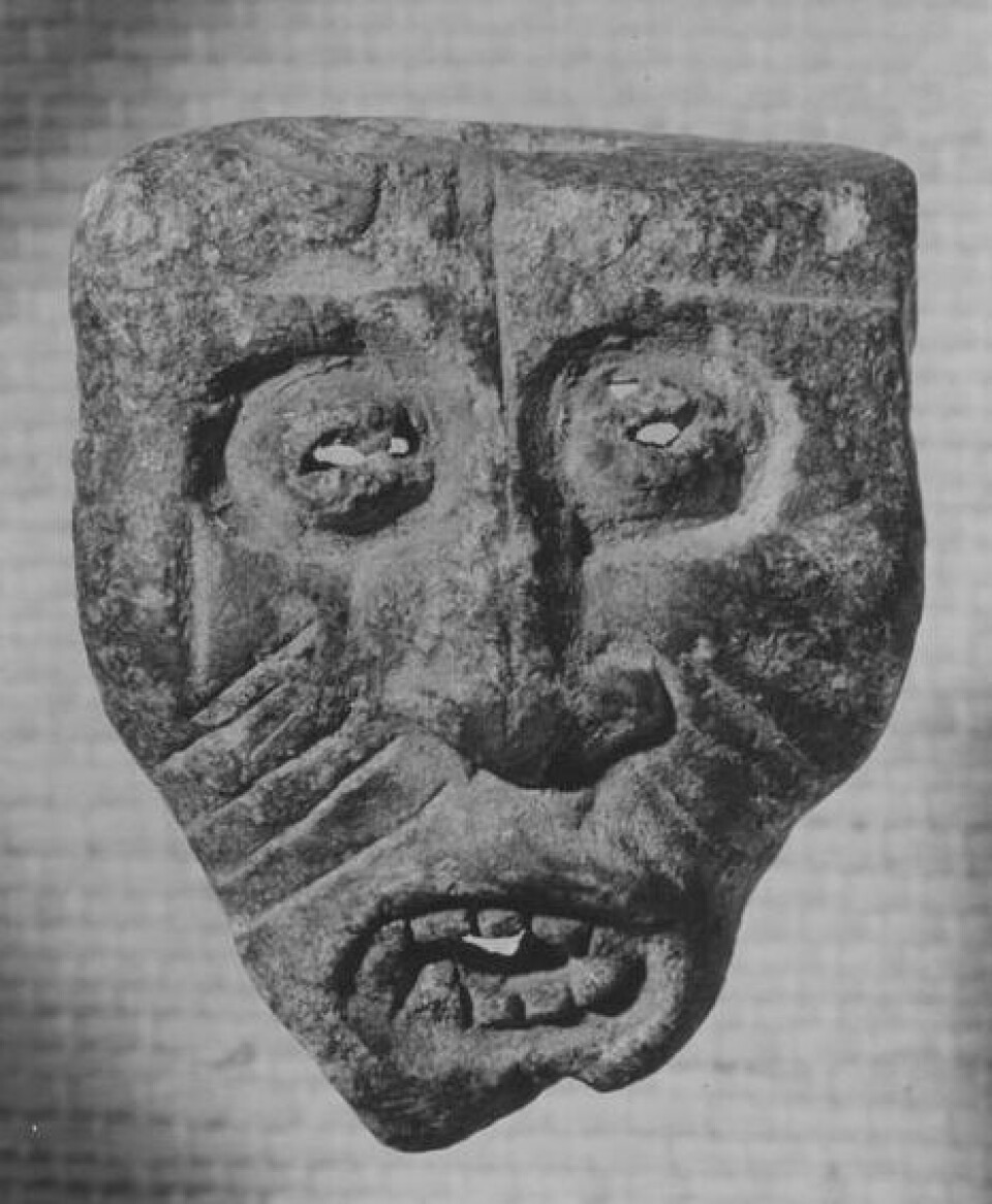 Den noget urovækkende maske er skåret i fedtsten og er kun 4,5 centimeter lang. Fra Igloolik, Nunavut. Jørgen Meldgaard/NationalmuseetDen naturalistiske gengivelse af hvidhvalen er lavet af hvalrostand. Kommer fra Igloolik, Nunavut. Jørgen Meldgaard/NationalmuseetDen noget urovækkende maske er skåret i fedtsten og er kun 4,5 centimeter lang. Fra Igloolik, Nunavut. Jørgen Meldgaard/NationalmuseetDen naturalistiske gengivelse af hvidhvalen er lavet af hvalrostand. Kommer fra Igloolik, Nunavut. Jørgen Meldgaard/NationalmuseetDen noget urovækkende maske er skåret i fedtsten og er kun 4,5 centimeter lang. Fra Igloolik, Nunavut. Jørgen Meldgaard/NationalmuseetDen naturalistiske gengivelse af hvidhvalen er lavet af hvalrostand. Kommer fra Igloolik, Nunavut. Jørgen Meldgaard/Nationalmuseet