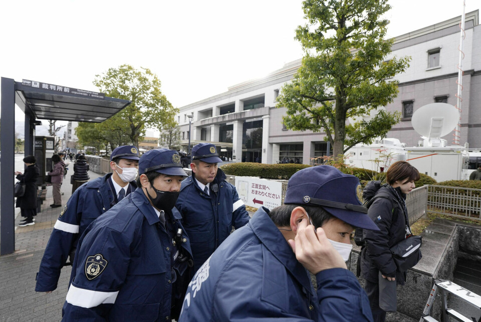 Japansk politi foran retten, hvor dommen faldt.
