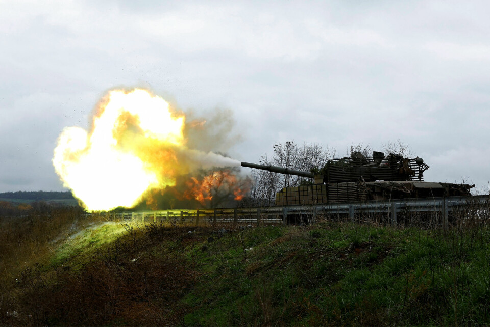 Ukrainske soldater skyder fra en T80-kampvogn. En amerikansk general vurderer, at 100.000 soldater på hver side af kampene kan have mistet livet eller blevet såret. (Arkivfoto)