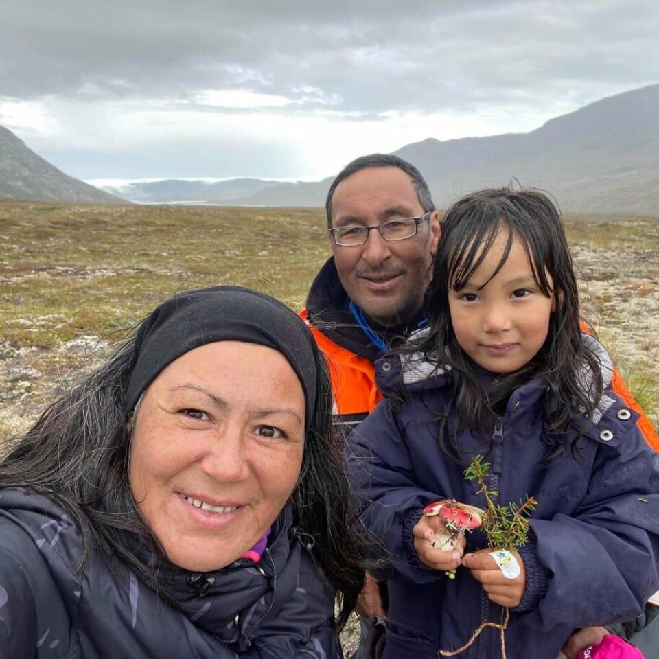 - Vi bruger mange kræfter på at bygge vores virksomhed op, så vi kan være med til at sætte gang i det lokale erhvervsliv. Men det er meget svært at realisere de lokale erhvervsdrømme, når der er så mange forhindringer undervejs, siger , som på billedet ses sammen sin mand, Ludvig Jeremiassen, og parrets datter. Arnánguak Jeremiassen