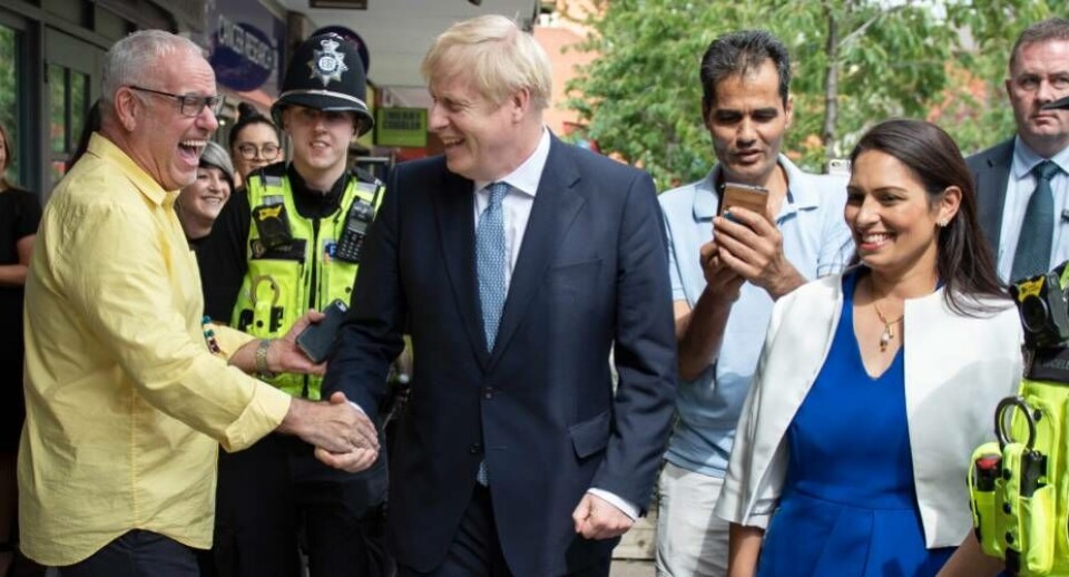 Den britiske premierminister, Boris Johnson, hilser på beboere i den engelske storby Birmingham, hvor han fredag var på besøg for at tale om at få 20.000 flere betjente i gaderne i Storbritannien. Imens ser Johnsons EU-partnere frem til at møde ham - og den irske udenrigsminister advarer om, at Johnson bevidst har bragt Storbritannien på 'kollisionskurs' med det øvrige EU