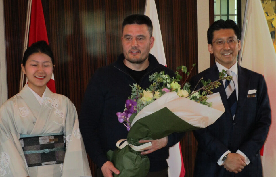 Kim Kielsen blev i dag modtaget i Tokyo af administrerende direktør for Palace Hotel Tokyo Masaru Watanabe Sermitsiaq.AGInden ankomsten havde Palace Hotel Tokyo gjort flagene klar Sermitsiaq.AGKim Kielsen og Karl-Kristian Kruse ankom i dag standsmæssigt til hotellet i Tokyo Sermitsiaq.AGKim Kielsen modtages ved bilen af Masaru Watanabe, der er administrerende direktør for Palace Hotel Tokyo Sermitsiaq.AGDer er blomster til Kim Kielsen Sermitsiaq.AGVelkommen til Palace Hotel Tokyo, siger Masaru Watanabe til Kim Kielsen Sermitsiaq.AG Kim Kielsen, Tokyo, blomster, flag, Masaru Watanabe