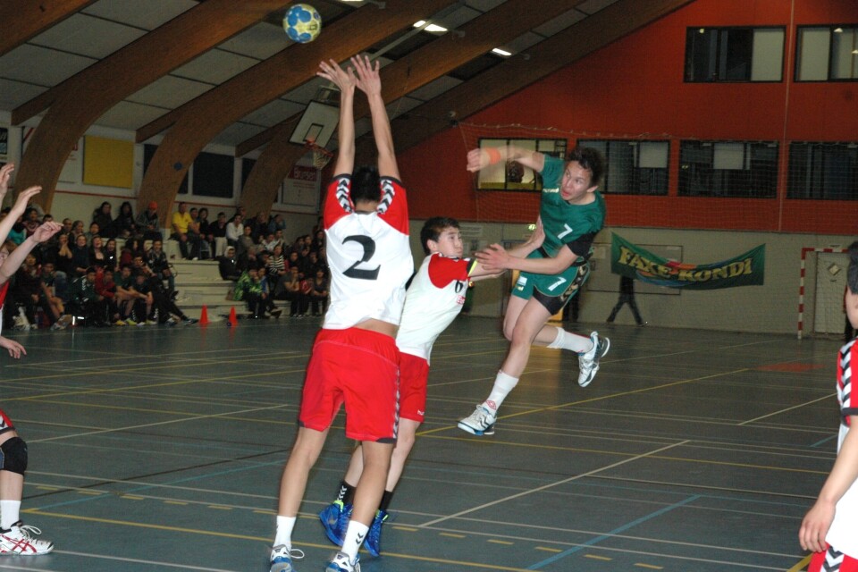 Et af de helt store talenter ved U16 GM er Kuluk Hermansen fra Nagtoralik. Her ses han i et hopskud i »natkampen« torsdag aften mod Kâgssagssuk. Foto: John Jakobsen