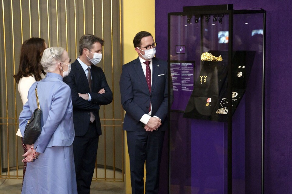 Dronning Margrethe, Kronprins Frederik og Kronprinsesse Mary til åbning af udstillingen. Kongernes samlingTugtupit-brochen, som Dronning Margrethe har arvet fra sin mor, Dronning Ingrid. Jens Peter EngedalNaasut-diademet og tilhørende øreringe er et af højdepunkterne i udstillingen. Jens Peter EngedalDronning Margrethe, Kronprins Frederik og Kronprinsesse Mary til åbning af udstillingen. Kongernes samlingTugtupit-brochen, som Dronning Margrethe har arvet fra sin mor, Dronning Ingrid. Jens Peter EngedalNaasut-diademet og tilhørende øreringe er et af højdepunkterne i udstillingen. Jens Peter EngedalDronning Margrethe, Kronprins Frederik og Kronprinsesse Mary til åbning af udstillingen. Kongernes samling