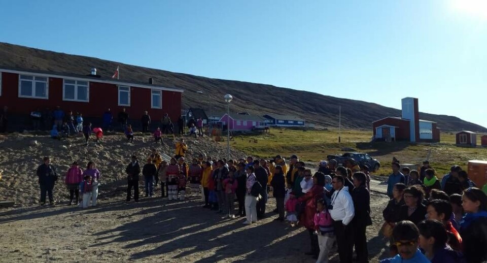 Mange folk ved Avanersuup Atuarfia i Qaanaaq, i forbindelse med første skoledag i år 1. skoledag i Qaanaaq