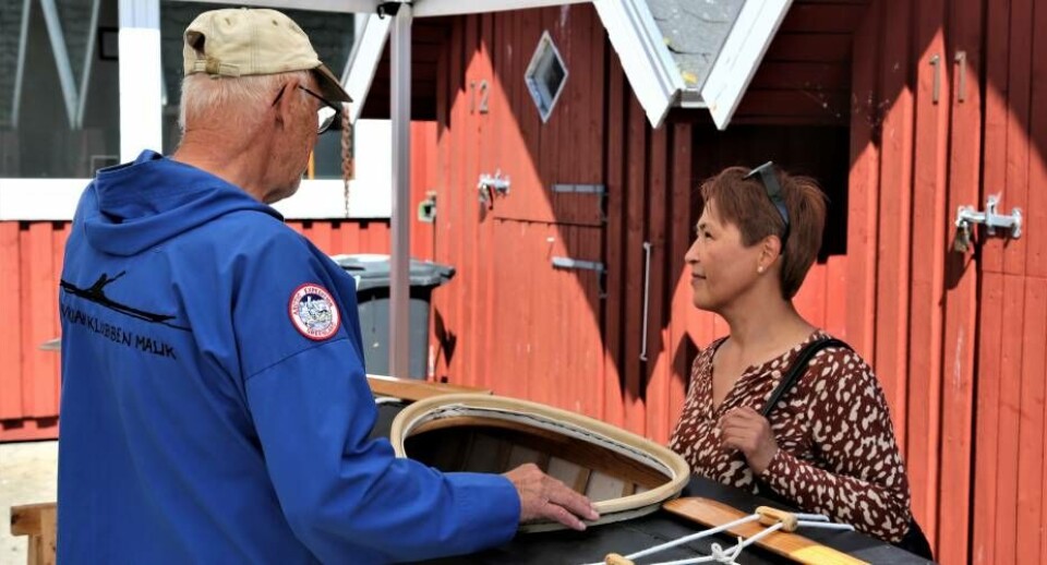 Eleonora Karlsen kunne godt tænke sig at bygge en kajak. Knud Fl. LarsenEllen Svendsen med sin bod med sælskindsarbejde Knud Fl. LarsenMange kom i løbet af dagen forbi boderne og lod sig friste. Knud Fl. Larsen