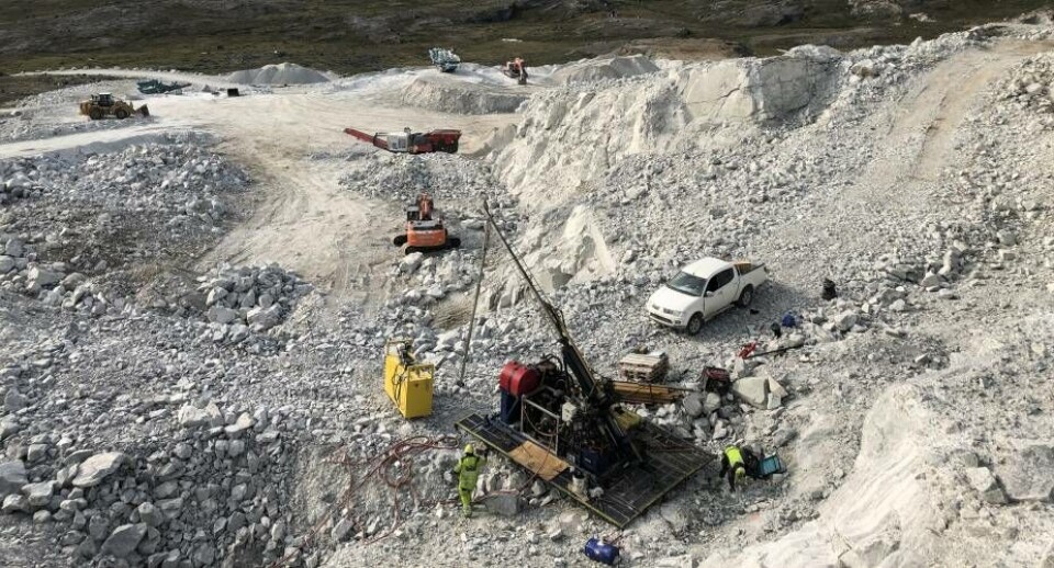 Udvinding af anothorsit foregår fra en såkaldt open pit 70 km fra Kangerlussuaq.