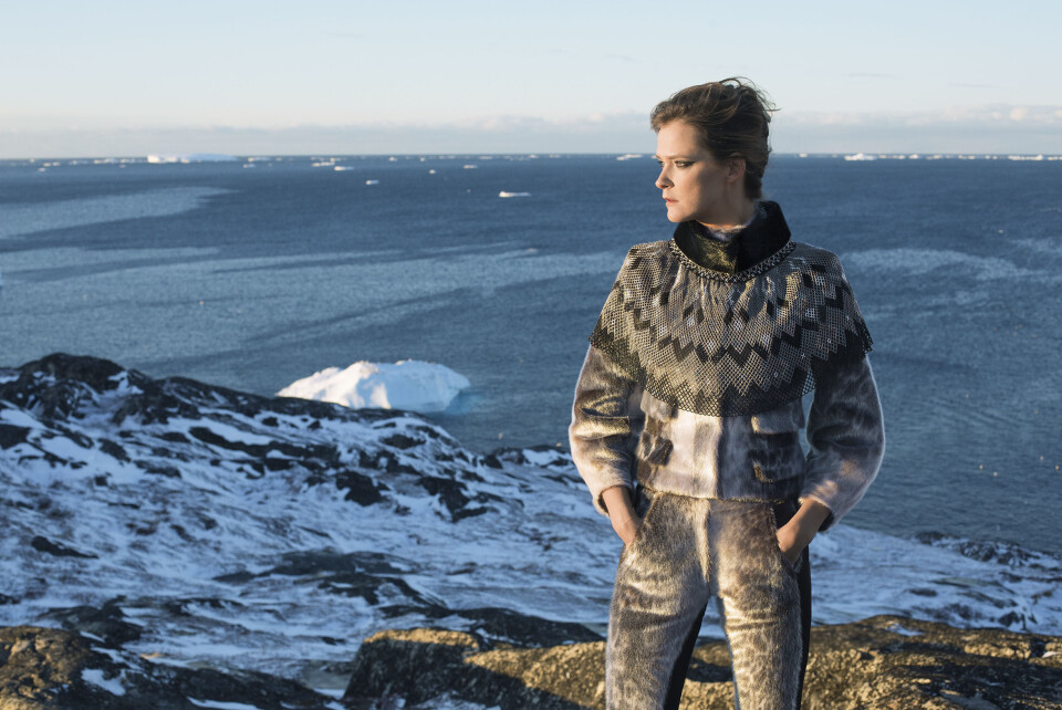 Her ses en af modedesigner Jørgen Simonsens kreationer, som kan opleves på nationalmuseet den 21. januar Iskrystalprinsessen vol II - bæredygtig kulturarv - udstilling på Grønlands National Museum