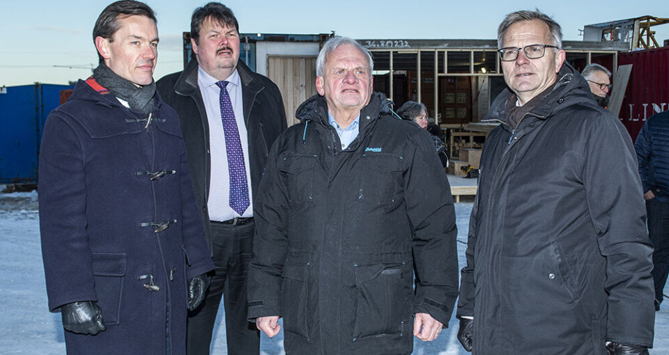 Hans Gerstrøm (nummer tre fra venstre) har fået sikret, at virksomheden Usisaat er kommet godt igennem et generationsskifte med hjælp fra yderst til venstrer Rolf Kjærgaard, Vækstfonden, Karsten Høy, Greenland Venture og Hans Jørgen Østergaard, Vækstfonden.