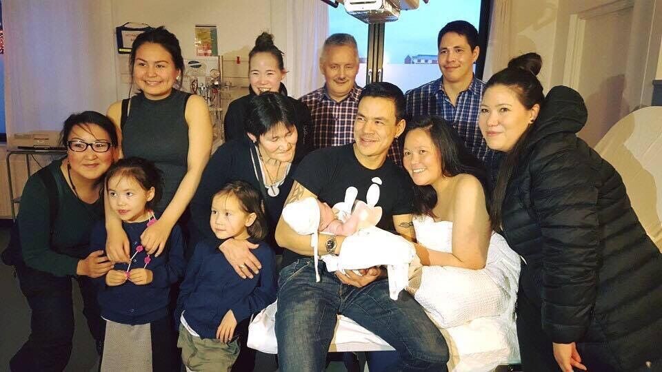 Doris Jakobsen omgivet af familien PrivatPå billedet ses én af de første nysgerrige besøgende til mor og barnet, formand for Naalakkersuisut, Kim Kielsen, med sin kone samt deres datter PrivatDoris Jakobsen omgivet af familien PrivatPå billedet ses én af de første nysgerrige besøgende til mor og barnet, formand for Naalakkersuisut, Kim Kielsen, med sin kone samt deres datter PrivatDoris Jakobsen omgivet af familien PrivatPå billedet ses én af de første nysgerrige besøgende til mor og barnet, formand for Naalakkersuisut, Kim Kielsen, med sin kone samt deres datter Privat