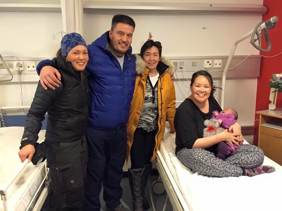 På billedet ses én af de første nysgerrige besøgende til mor og barnet, formand for Naalakkersuisut, Kim Kielsen, med sin kone samt deres datter