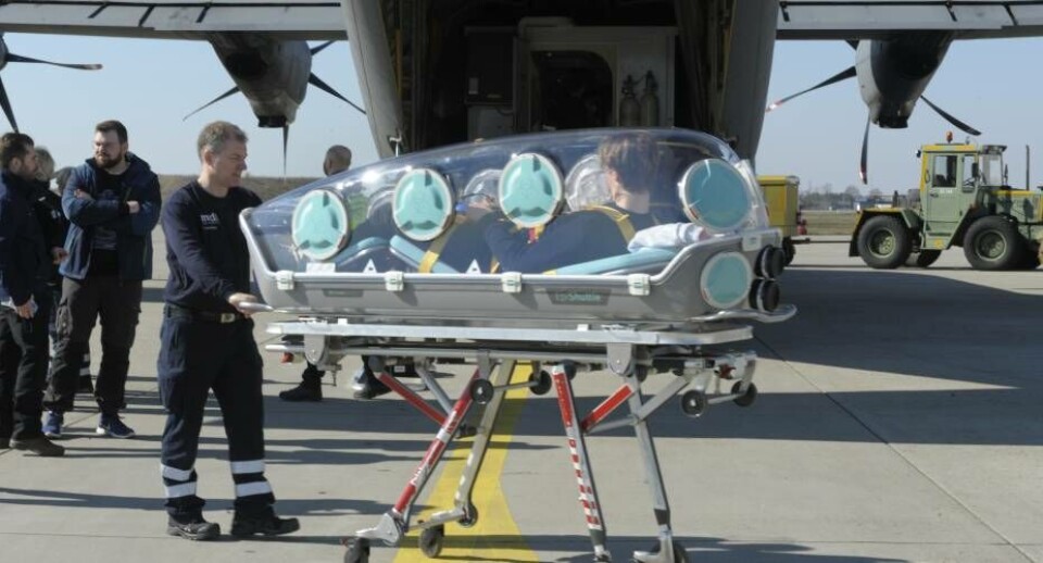 En Epi-Shuttle på vej ind i en af de danske Merlin-helikoptere. Forsvaret forventer at kunne anvende modulet i Air Greenlands S-61’ere, så eventuelle patienter kan hentes på hele kysten