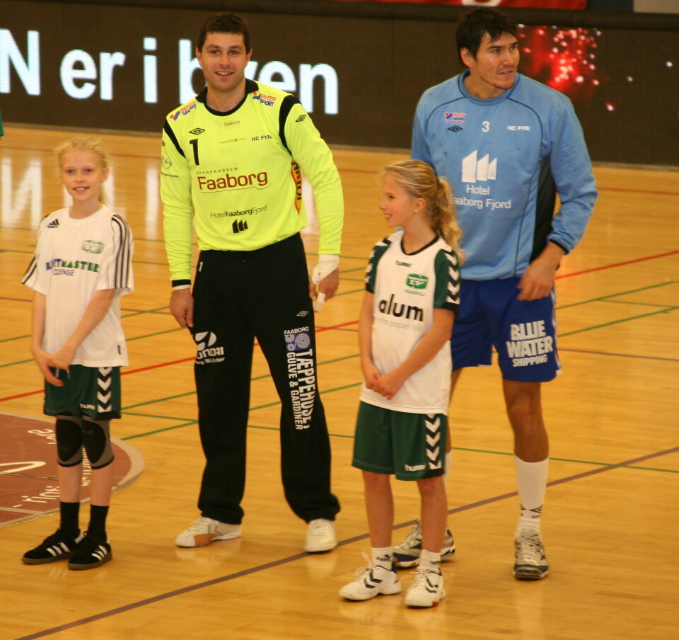Jakob Larsen og HC Fyns serbiske målmand Rajko Milosevic bliver præsenteret for publikum. Foto: Knud Fl. Larsen Jakob Larsen, Kasper Jørgensen og MInik Dahl Høegh spillede for to år siden sammen i GOG. Foto: Knud Fl. Larsen Minik Dahl Høegh bliver interviewet af TV2 efter HC Fyns seneste sejr. Foto: Knud Fl. Larsen Jakob Larsen og HC Fyns serbiske målmand Rajko Milosevic bliver præsenteret for publikum. Foto: Knud Fl. Larsen Jakob Larsen, Kasper Jørgensen og MInik Dahl Høegh spillede for to år siden sammen i GOG. Foto: Knud Fl. Larsen Minik Dahl Høegh bliver interviewet af TV2 efter HC Fyns seneste sejr. Foto: Knud Fl. Larsen Jakob Larsen og HC Fyns serbiske målmand Rajko Milosevic bliver præsenteret for publikum. Foto: Knud Fl. Larsen