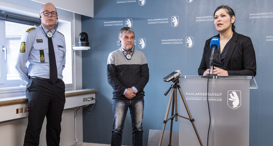 På det seneste pressemøde, som ikke blev sendt på grøndlandsk på KNR, deltog de to dansktalende politimester Bjørn Tegner Bay og landslæge Henrik L. Hansen, og den grønlandsktalende uddannelseslæge Paneeraq Noahsen.
