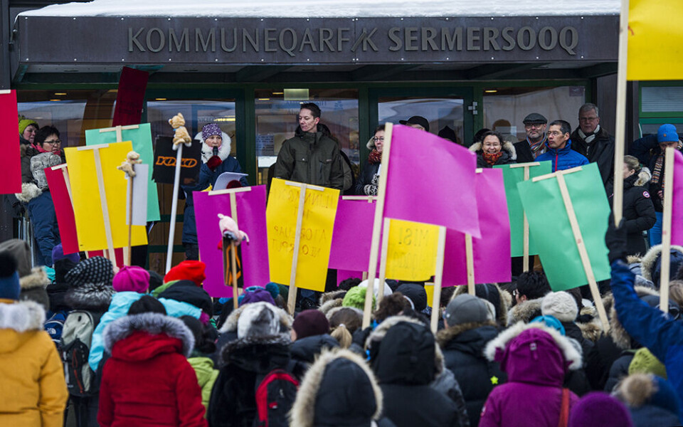 Formand for udvalget for børn, forældre og skole i Kommuneqarfik Sermersooq, Anda Uldum fra Demokraterne, lovede for nylig gode skoleforhold trods besparelser. Her ses han i midten af billedet under demonstrationen i Nuuk den 20. februar som følge af besparelserne på skoleområder i Kommuneqarfik Sermersooq