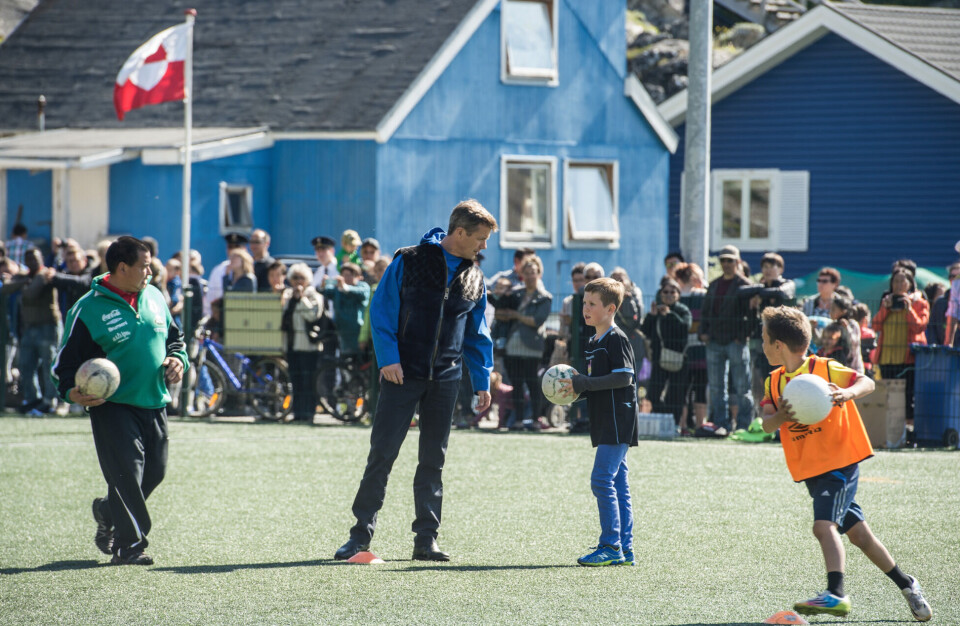 Kronprins Frederik på besøg i Sydgrønland – da den nu 18-årige prins Christian endnu kun var en dreng.