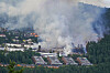 Røgen stiger op fra det boligområde, hvor en storbrand har raseret i Norge siden fredag eftermiddag.