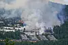 Røgen stiger op fra det boligområde, hvor en storbrand har raseret i Norge siden fredag eftermiddag.