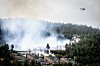 Et helikopter deltager i slukningsarbejdet over det omfattende brandområde i Drammen, Norge, hvor omkring 100 boliger blev ødelagt af flammerne.