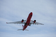 Et sidste farvel: Flyver lavt over Nuuk