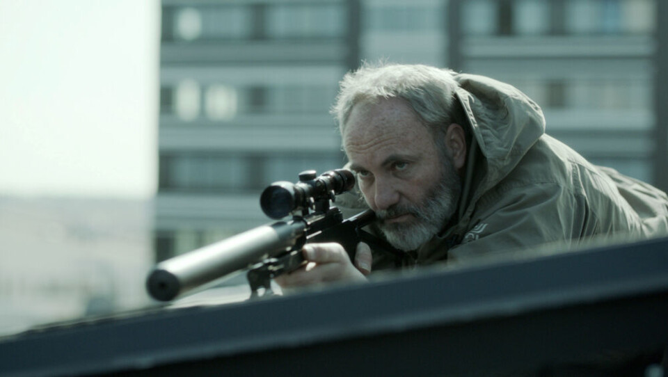 Filmen ‘Skytten’, som handler om udvinding af olie i Grønland, vises fra den 23. marts i Katuaq i Nuuk. Kendte danske skuespillere som Nikolaj Lie Kaas, Trine Dyrholm og Kim Bodnia (billedet) er med i filmen. Foto: 'Skytten'