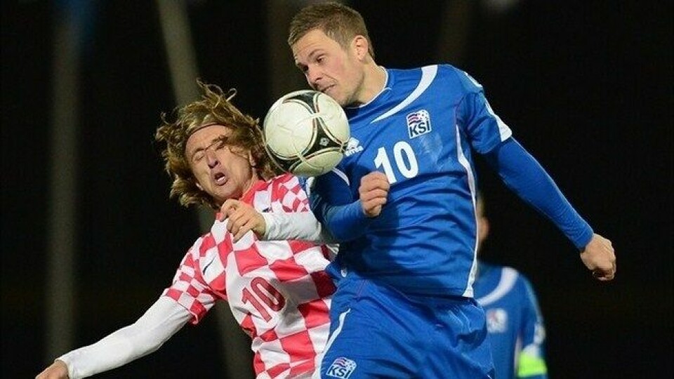 Luka Modrić fra Kroation i aktion med Gylfi Sigurdsson, Island