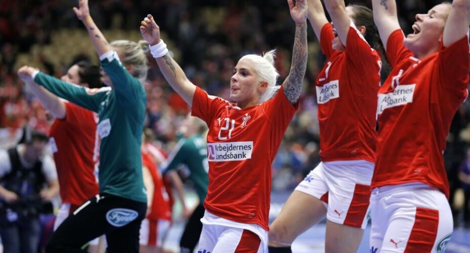 Danmarks Sandra Toft , Kristina Kristiansen, Louise Burgaard og Mette Gravholt jubler efter kampen, da Danmark søndag aften i Jyske Bank Boxen i Herning spillede ottendedelsfinale mod Sverige ved VM i kvindehåndbold og vandt med 26-19