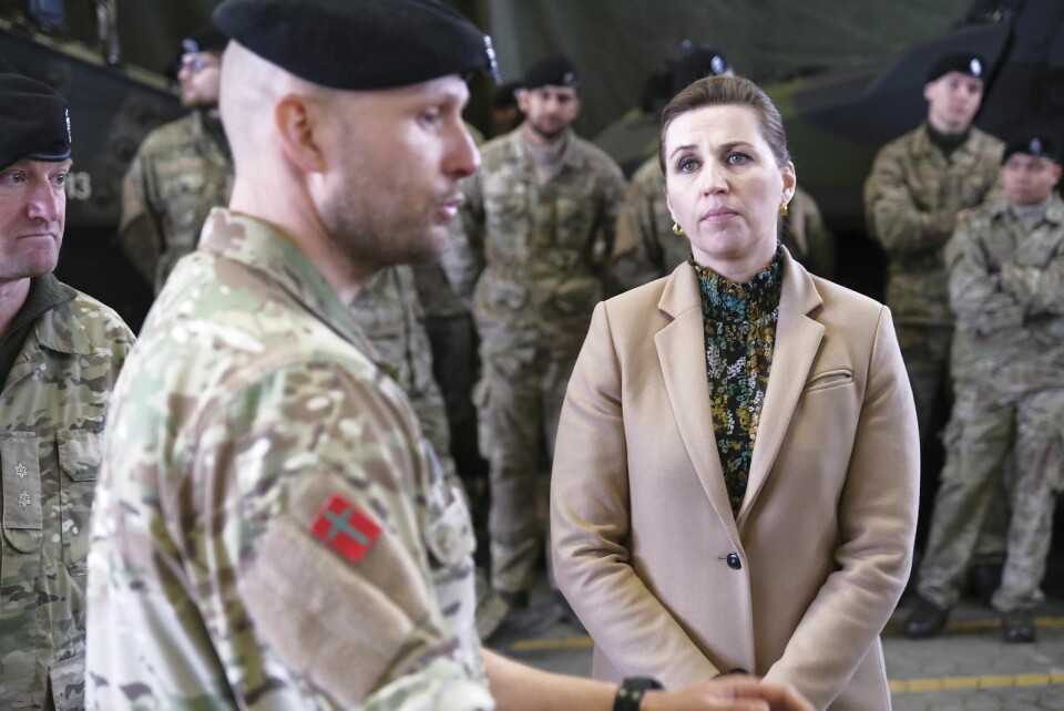- Jeg deler jo målsætningen om lavspænding, men it takes two to tango, sagde statsminister Mette Frederiksen i Folketinget i denne uge. I løbet af ugen har hun også besøgt Almegårds Kaserne på Bornholm. Under besøget på Bornholm besigtigede statsministeren bl.a. militære anlæg og mødte flygtningebørn fra Ukraine.