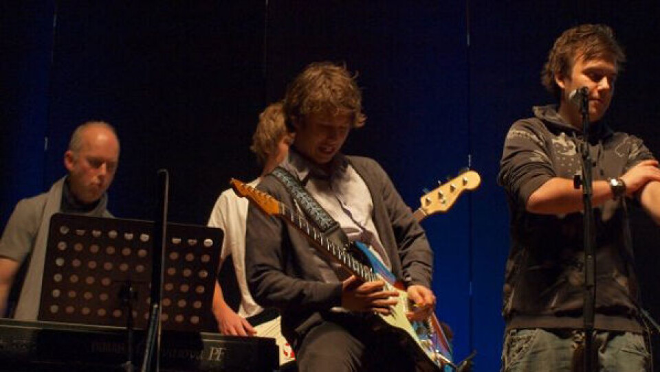 Daniel Bianco (qiterneq) guitarillaqqinniuteqataassaaq. Assi nammineq pigisaq