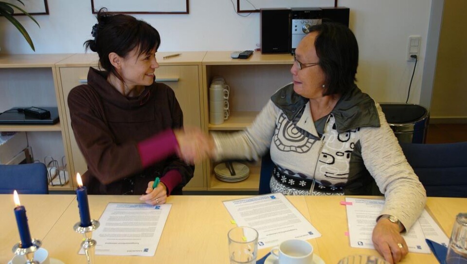Maliina Abelsen og Martha Abelsen er begge tilfredse med bloktilskudaaftalen for 2012 mellem selvstyret og Kanukoka. Foto: Kanukoka