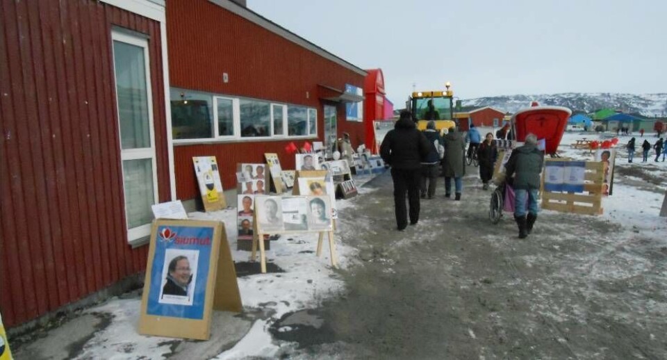 Ved valgåbningen klokken 09.00 var der flere plakater end ved Inatsisartut-valget for tre uger siden. Foto: Janus Maqe Klokken 13.00 var stemmeprocenten 18,21 procent mod 18,00 procent ved kommunalvalget i 2008. Foto: Janus Maqe Ilulissats kulturhus Sermermiut er byens valgsted. Foto: Janus Maqe Ved valgåbningen klokken 09.00 var der flere plakater end ved Inatsisartut-valget for tre uger siden. Foto: Janus Maqe Klokken 13.00 var stemmeprocenten 18,21 procent mod 18,00 procent ved kommunalvalget i 2008. Foto: Janus Maqe Ilulissats kulturhus Sermermiut er byens valgsted. Foto: Janus Maqe Ved valgåbningen klokken 09.00 var der flere plakater end ved Inatsisartut-valget for tre uger siden. Foto: Janus Maqe
