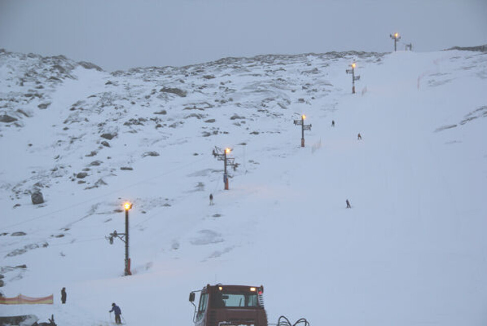 Den lille skilift i Nuuk åbnede fredag. I dag afventer man at vinden lægger sig.