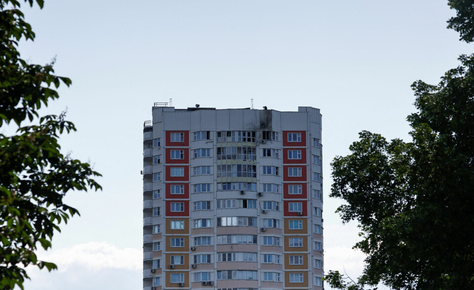 En lejlighedsbygning i Ruslands hovedstad, Moskva, blev tirsdag angiveligt ramt af droneangreb.