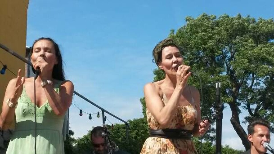 Nukaka Coster-Waldau og Karina Møller sang med bandet Sialuit på Folkemødet på Bronholmd